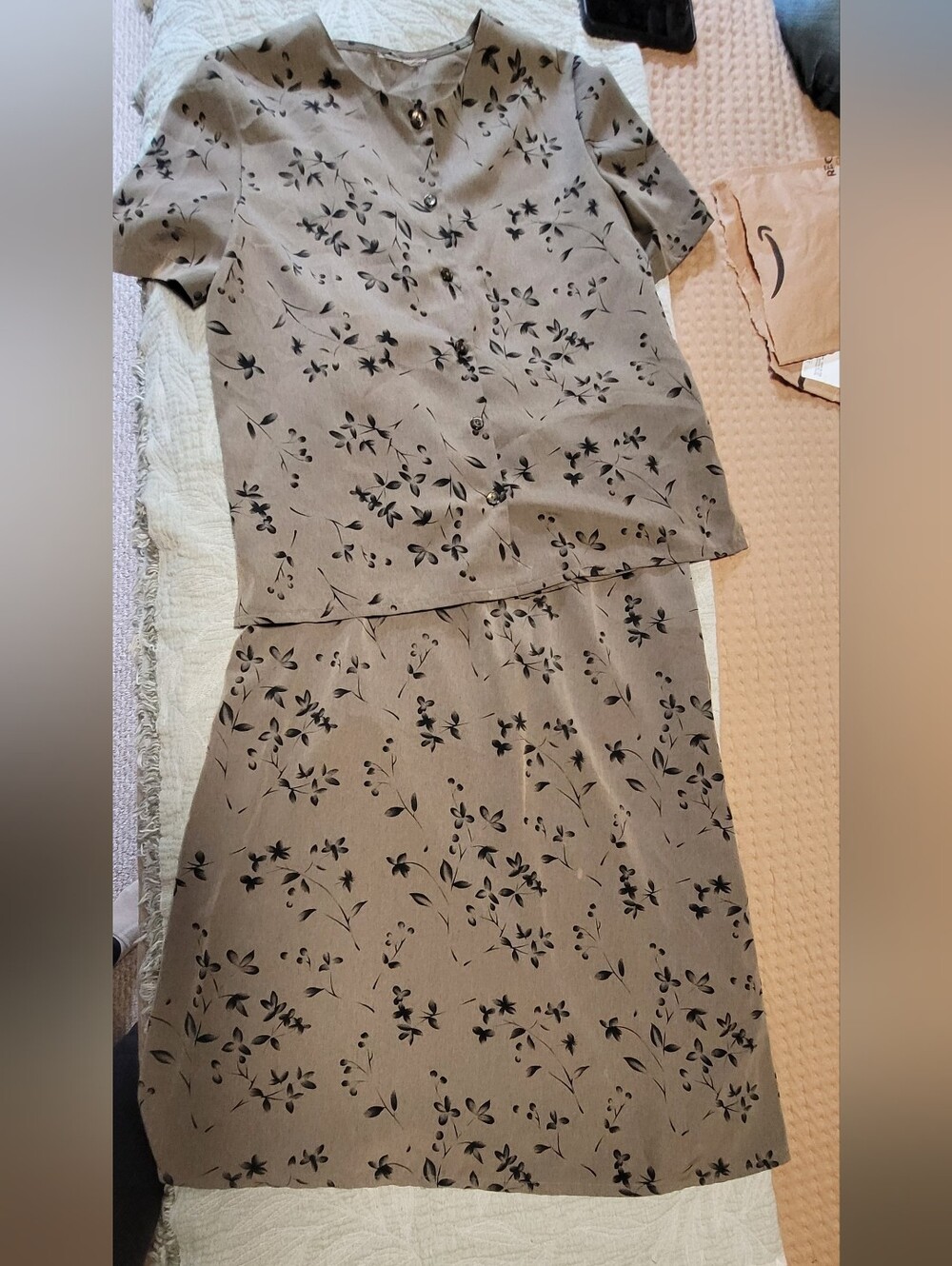 💲1⃣▶>> (2 piece)  Taupe Floral Short-Sleeve skirt an top Set